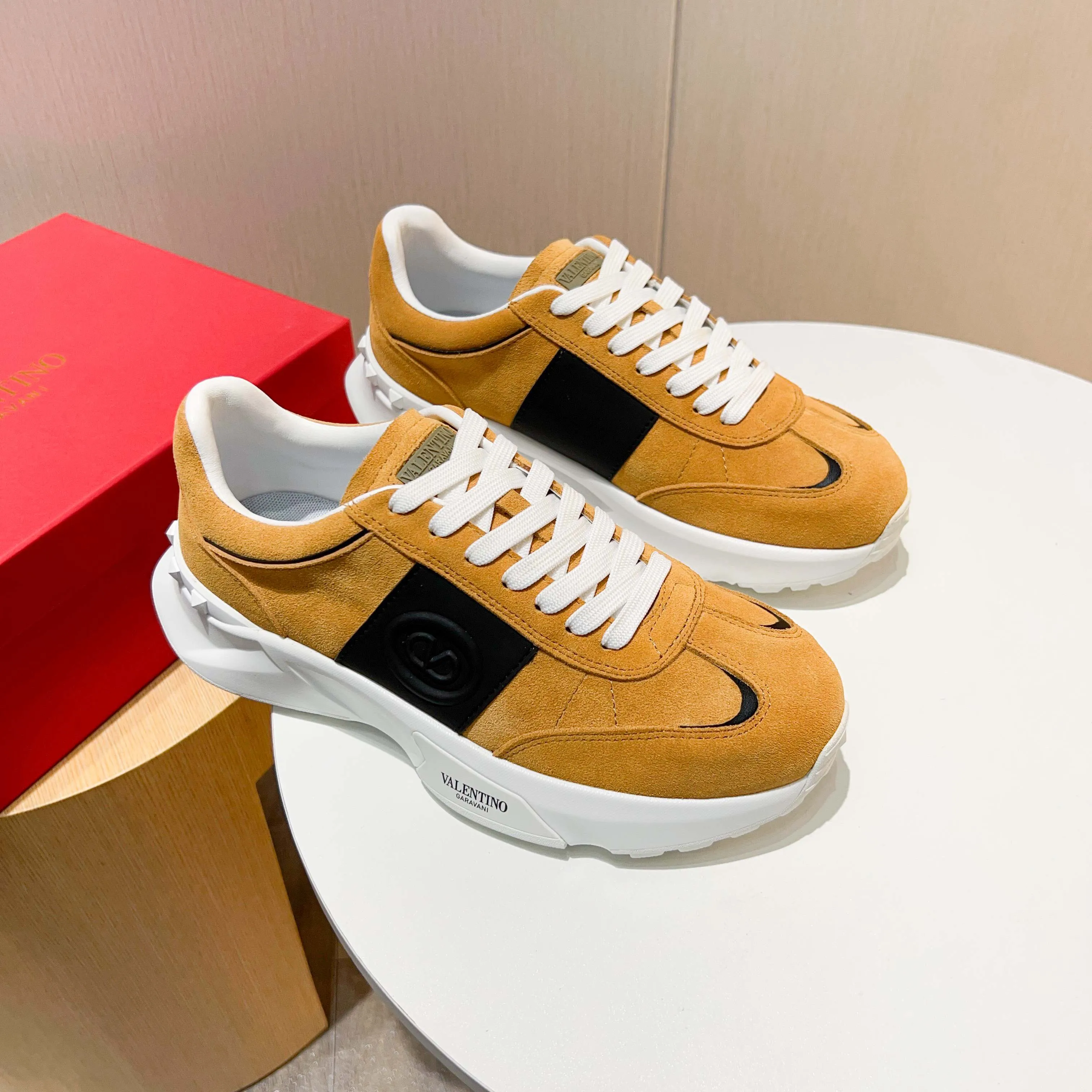 Ex-factory price: 520💰𝙑𝙖𝙡𝙚𝙣𝙩𝙞𝙣𝙤/Valentino𝙑𝙏 The latest official website main model in early autumn Classic continuation💯Making goods all year round🎁Wannian classic series sports and casual shoes💥, a must-have trendy item all year round🏆Many stars and Internet celebrities have performed it🔥 The original version is developed one to one, perfect last shape, VT iconic logo, logo printing on tongue and upper, original full set of packaging, full oil edge on the upper, T men's men's shoes💰u ultra-light combination outsole Comfortable on the feet, not squeezing the feet, fabric/first layer of cowhide. Lining/cow lining💕 Standard size: 38-44 (45 can be ordered)